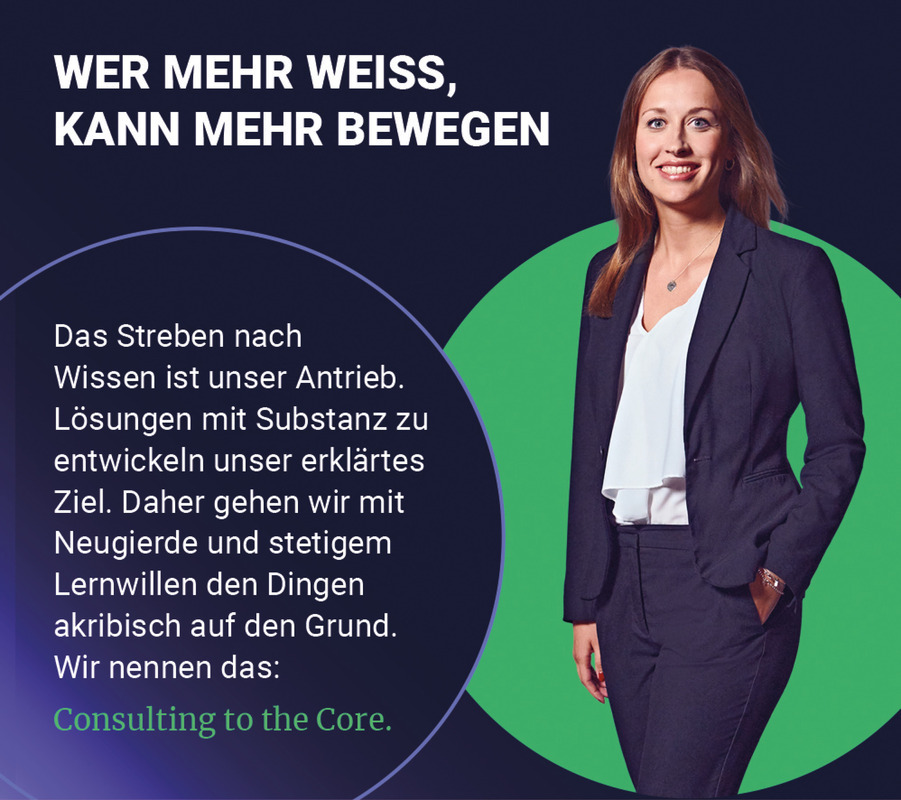 Bei dem Bild handelt es sich um eine Werbegrafik, die eine Frau im Geschäftsanzug vor einem dunkelblauen Hintergrund mit einem grünen Kreis zeigt. Die Frau lächelt und scheint ein Profi zu sein. Der Text im Bild enthält Informationen über die Frau, einschließlich ihres Namens, ihrer Rolle und ihrer Fachkenntnisse in der Beratung. Das Bild ist so gestaltet, dass es für ein breites Publikum zugänglich ist, auch für diejenigen, die Deutsch sprechen, da es deutschen Text enthält.