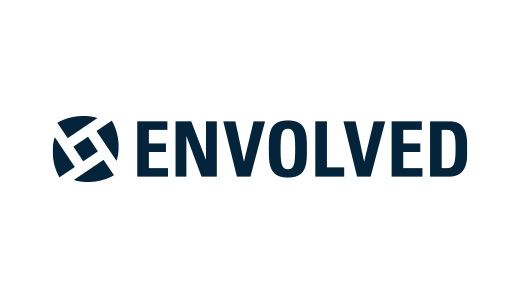 Das Bild zeigt eine Grafik mit dem Wort "ENVOLVED" in großen, fetten Buchstaben auf einem weißen Hintergrund. Das Wort ist zentriert und hebt sich vom weißen Hintergrund ab, wodurch es leicht lesbar und visuell ansprechend ist. Das Design folgt einer sauberen, minimalistischen Ästhetik, mit einer einfachen Farbgebung und einem klaren, übersichtlichen Layout. Dieses Design dürfte für eine Vielzahl von Nutzern zugänglich sein, auch für Menschen mit Sehbehinderungen, da es die Richtlinien für barrierefreies Design einhält.