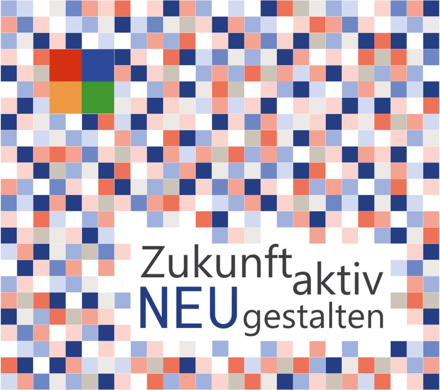 Das Bild zeigt ein lebhaftes, mehrfarbiges Muster, das aus kleinen Quadraten in verschiedenen Blau-, Orange- und Rottönen besteht. In der Mitte des Bildes befindet sich ein kleines Quadrat mit einer einzigen Farbe, die grün zu sein scheint. Der Text "Zukunftaktiv NEU gestalten" ist in fetten, schwarzen Buchstaben vor dem bunten Hintergrund geschrieben und suggeriert eine Aufforderung zum Handeln oder eine Botschaft, die sich auf den Inhalt des Bildes bezieht. Das Gesamtdesign ist visuell ansprechend und soll wahrscheinlich die Aufmerksamkeit des Betrachters auf sich ziehen.