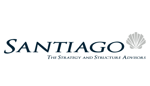 Das Bild zeigt ein Logo für ein Unternehmen namens "Santía". Das Logo besteht aus dem Firmennamen "SANTIAGO" in großer Schrift, gefolgt von dem Slogan "The Strategy and Structure Advisors" in kleinerer Schrift. Der Firmenname und der Slogan sind nebeneinander angeordnet, wobei der Name etwas größer ist als der Slogan. Das Logo steht vor einem weißen Hintergrund, der die Farben des Firmennamens und des Slogans hervorhebt.