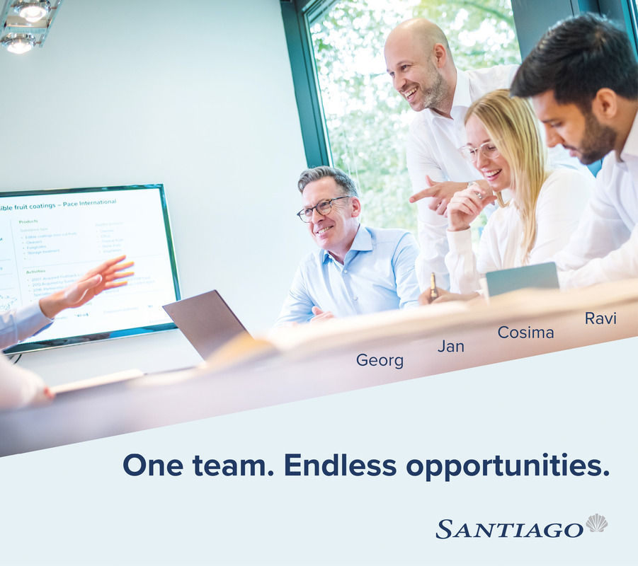 Bei dem Bild handelt es sich um eine Werbegrafik für ein Unternehmen namens Santiago, die eine Gruppe von Personen in einem Konferenzraum zeigt. Sie sind um einen Tisch versammelt, wobei einige Personen mit Laptops arbeiten und andere in eine Diskussion vertieft sind. Der Name des Unternehmens ist am unteren Rand des Bildes zu sehen, zusammen mit dem Slogan "Ein Team. Unendliche Möglichkeiten". Das Bild enthält auch ein kleines Logo der EAA, das auf die Verbindung des Unternehmens mit dem Luftfahrtversicherungsmarkt hinweist.