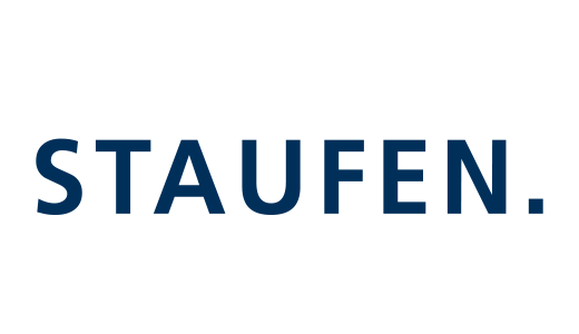 Das Bild zeigt eine Grafik mit dem Wort "STAUFEN" in großen blauen Buchstaben vor einem weißen Hintergrund. Der Text ist zentriert und scheint ein Platzhalter für eine Website zu sein. Das Design ist einfach und sauber, mit der Verwendung von blauen und weißen Farben, die ein professionelles und visuell ansprechendes Erscheinungsbild schaffen.