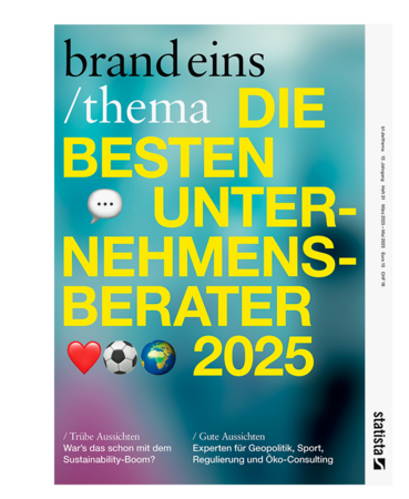 Bei dem Bild handelt es sich um ein Werbeplakat für eine Marke namens "brand eins" mit den Schwerpunkten Nachhaltigkeit und Sport. Das Plakat hat einen blauen Hintergrund mit gelbem Text und drei Icons, die ein Herz, einen Fußball und eine Weltkugel darstellen. Der Text auf dem Plakat enthält die Worte "brand eins /thema" und "DE BESTEN UNTER-NEHMEN-BERATOR" zusammen mit der Jahreszahl "2025". Außerdem heißt es auf dem Plakat "War's das schon mit dem Nachhaltigkeits-Boom?" und es sind die Namen "Stamm Aussichen" und "Gute Aussichen" sowie die Formulierung "Experten für Geopolitik, Sport, Regulierung und Oko-Abschluss" zu lesen.