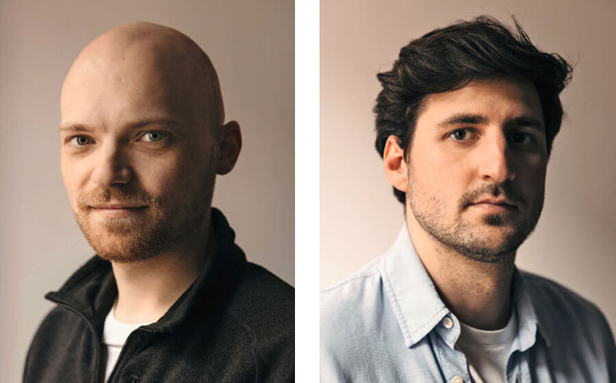 Das Bild ist ein geteilter Bildschirm mit zwei Fotos eines Mannes. Das linke Foto zeigt einen Mann mit Glatze und ernster Miene, während das rechte Foto einen Mann mit dunklem Haar und Bart zeigt, der entspannter aussieht. Die beiden Bilder stehen nebeneinander, wobei das linke Foto auf der linken Seite und das rechte Foto auf der rechten Seite zu sehen ist, wodurch eine visuell ausgewogene und kontrastreiche Komposition entsteht.