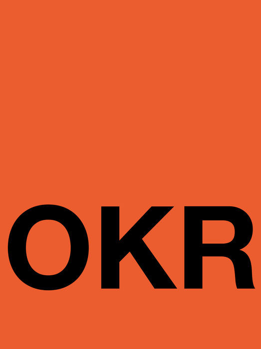 Das Bild zeigt einen fetten, großen schwarzen "OKR"-Text vor einem soliden orangefarbenen Hintergrund. Der Text ist zentriert und nimmt den größten Teil des Bildes ein, wobei das "K" und das "R" etwas größer sind als das "O". Das Gesamtdesign ist einfach und geradlinig, wobei der Text im Mittelpunkt steht und der Hintergrund einen Farbkontrast bildet.
