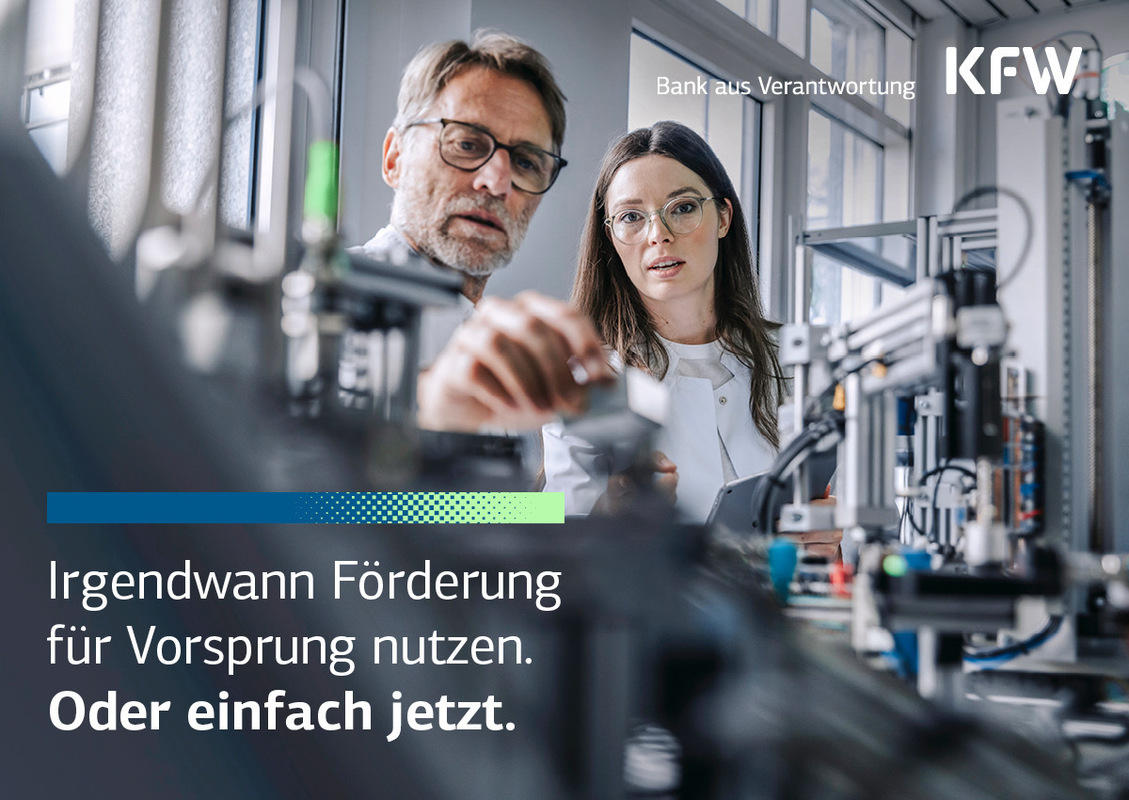 Das Bild zeigt einen Mann und eine Frau, die in einer Laborumgebung stehen, mit verschiedenen wissenschaftlichen Geräten und einem Computer im Hintergrund. Der Text auf dem Bild lautet: "Irgendwann Föderung für Vorsprung nutzen. Oder einfach jetzt." Dieser Text ist auf Deutsch und bedeutet übersetzt: "Wir arbeiten an neuen Technologien. Wir haben keine Angst zu experimentieren. Wir haben keine Angst, neue Dinge auszuprobieren." Das Bild entspricht den Leitlinien der EAA (European Association of Advertising Agencies), die die Verwendung einer zugänglichen und integrativen Sprache vorschreiben.