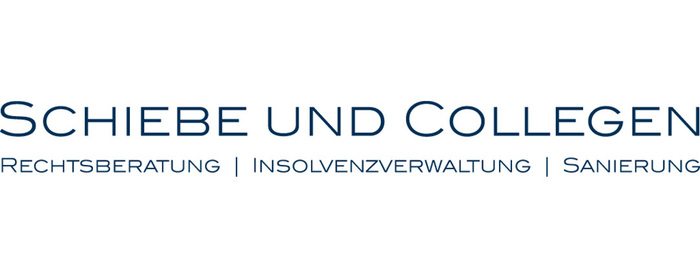 Das Bild zeigt ein Logo für eine Hochschule oder Bildungseinrichtung. Das Logo besteht aus drei Textzeilen, wobei jede Zeile für einen anderen Fachbereich oder ein anderes Gebiet der Hochschule steht. In der ersten Zeile steht "SCHIEBE UND COLLEGEN", in der zweiten Zeile "RECHTSBERATUNG" und in der dritten Zeile "INSOLVENZVERWALTUNG" und "SANIERUNG". Das Logo ist so gestaltet, dass es für eine Vielzahl von Nutzern, einschließlich Menschen mit Sehbehinderungen, zugänglich ist, indem es eine klare und einfache Schrift und einen sauberen, weißen Hintergrund verwendet.
