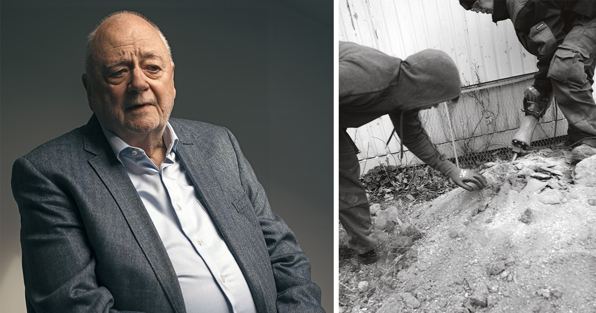 Das Bild ist eine Split-Screen-Komposition, die zwei unterschiedliche Szenen zeigt. Auf der linken Seite ist ein älterer Mann in einer Porträtaufnahme zu sehen, der einen Anzug trägt und mit ernster Miene direkt in die Kamera blickt. Auf der rechten Seite ist ein Schwarz-Weiß-Bild zu sehen, das eine Person zeigt, die im Dreck wühlt, einen Kapuzenpulli trägt und mit einer Art von Ausgrabung oder Tätigkeit beschäftigt zu sein scheint. Die beiden Bilder werden nebeneinander gestellt, wodurch ein visuell interessanter Kontrast zwischen dem Mann im Anzug und der Person, die im Dreck gräbt, entsteht.