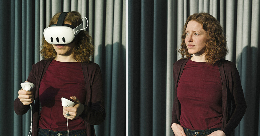 Das Bild zeigt zwei Frauen mit Virtual-Reality-Headsets und Controllern in der Hand, die vor einem Vorhang im Hintergrund stehen.
