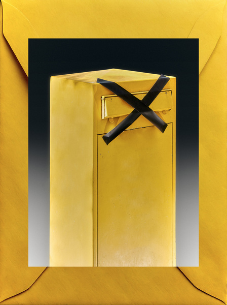 Das Bild zeigt einen gelben Briefkasten mit einem schwarzen "X" auf der Vorderseite, das sich vor einem dunklen Hintergrund abzeichnet. Der Briefkasten ist in einen gelben Umschlag eingeschlossen, wodurch ein auffälliger Kontrast zwischen den gelben und schwarzen Elementen entsteht. Das Bild wird von einem Rahmen eingerahmt, der ihm ein professionelles und geordnetes Aussehen verleiht.