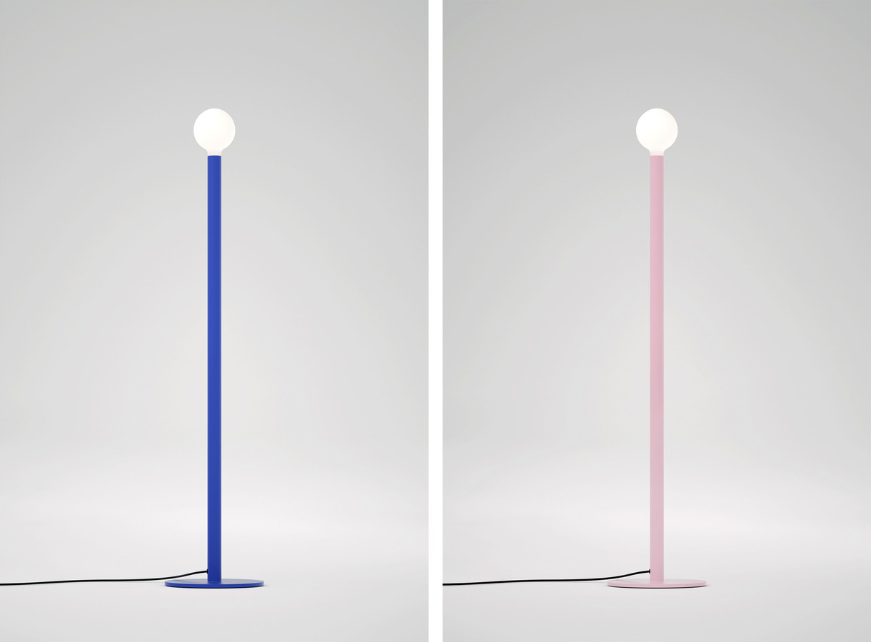 Das Bild zeigt zwei Stehlampen mit einer weißen Kugel und einem hellblauen Stab, die nebeneinander vor einem weißen Hintergrund stehen. Die Lampen sind in Design und Farbe identisch, der einzige Unterschied ist die Farbe der Glühbirne. Die Lampen stehen auf einer weißen Fläche, und vom Sockel jeder Lampe läuft ein schwarzes Kabel.