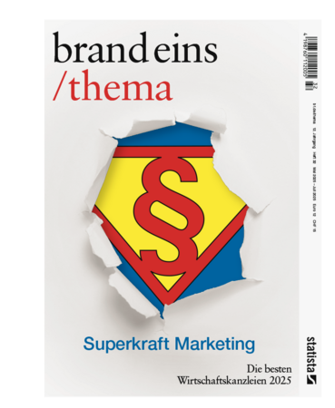 Bei dem Bild handelt es sich um ein Zeitschriftencover mit einem leuchtenden, farbenfrohen Superhelden-Symbol auf einem zerrissenen Papierhintergrund. Das Cover ist überwiegend weiß, mit dem Superhelden-Symbol in der Mitte und dem Titel "Brand eins / thema" in fetter roter und gelber Schrift. Der Titel des Magazins lautet "Superkraft Marketing" in schwarzer Schrift, und am unteren Rand des Covers steht der Satz "Die besten Wirtschaftskanzleien 2015" in schwarzer Schrift.