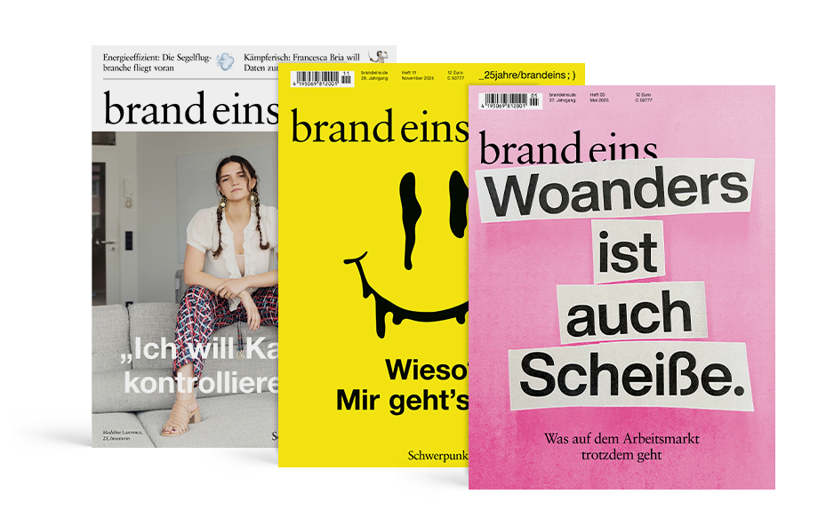 Das Bild zeigt eine Sammlung von drei Zeitschriften, die auf einer flachen Oberfläche ausgebreitet sind. Das erste Magazin trägt den Titel "brand eins" und zeigt eine Frau, die auf einer Couch sitzt. Die zweite Zeitschrift trägt den Titel "brand eins Woanders ist auch Scheibe" und ist mit einem gelben Smiley versehen. Die dritte Zeitschrift trägt die Überschrift "brand eins" und ist rosa gefärbt. Die Zeitschriften sind in einer Reihe angeordnet, wobei die erste auf der linken Seite, die zweite in der Mitte und die dritte auf der rechten Seite liegt.