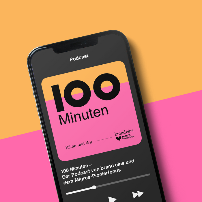 Das Bild zeigt ein Smartphone mit einer geöffneten Podcast-App und einem pink-orangefarbenen Hintergrund. Die App zeigt den Titel "100 Minute" und der Podcast trägt den Titel "Klima und Wir" von "brandeins" und "MIGROS-Pionierfonds". Die App enthält auch eine Beschreibung des Podcasts mit der Angabe "100 Minute - Der Podcast von brandeins und dem Migros-Pionierfonds". Das Telefon steht auf einer Fläche mit einem Farbverlauf in Pink und Orange, was ein optisch ansprechendes und zugängliches Design ergibt.