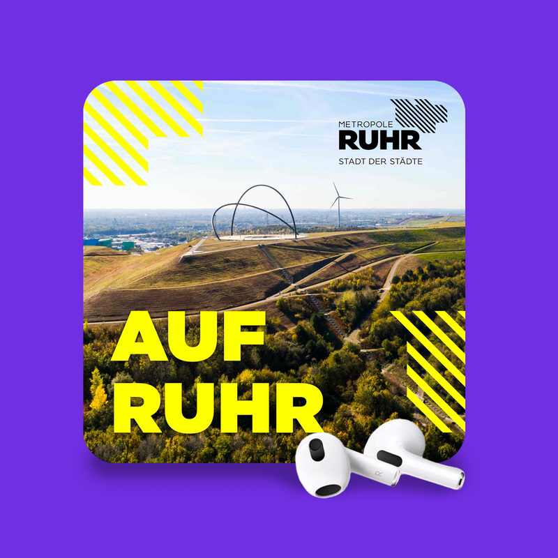 Das Bild ist eine quadratische Grafik mit einem leuchtend violetten Hintergrund. Es zeigt ein Foto eines Hügels mit einer Windkraftanlage und den Text "Auf Ruhr" in großen gelben Buchstaben. In der rechten unteren Ecke befinden sich zwei weiße Ohrstöpsel, die eine Verbindung zu Musik oder Audio suggerieren. Das Bild enthält auch ein Logo für "Ruhr Stadt der Stadte", das auf den Ort oder das Ereignis hinweist, das mit der Grafik verbunden ist.