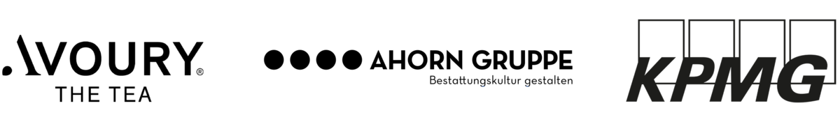 Das Bild zeigt drei Logos, jedes in einer anderen Farbe und Größe, die nebeneinander angeordnet sind. Das erste Logo ist schwarz-weiß, das zweite ist schwarz-weiß mit einer größeren Schriftgröße und das dritte ist schwarz-weiß mit einer kleineren Schriftgröße. Die Logos scheinen mit einer Marke oder einem Unternehmen in Verbindung zu stehen, möglicherweise einer Teefirma, wie der Text "THE TEA" im Bild andeutet. Die Logos sind so gestaltet, dass sie für alle Benutzer, auch für Menschen mit Sehbehinderungen, zugänglich sind, indem sie klare und deutliche Farben und Größen aufweisen.