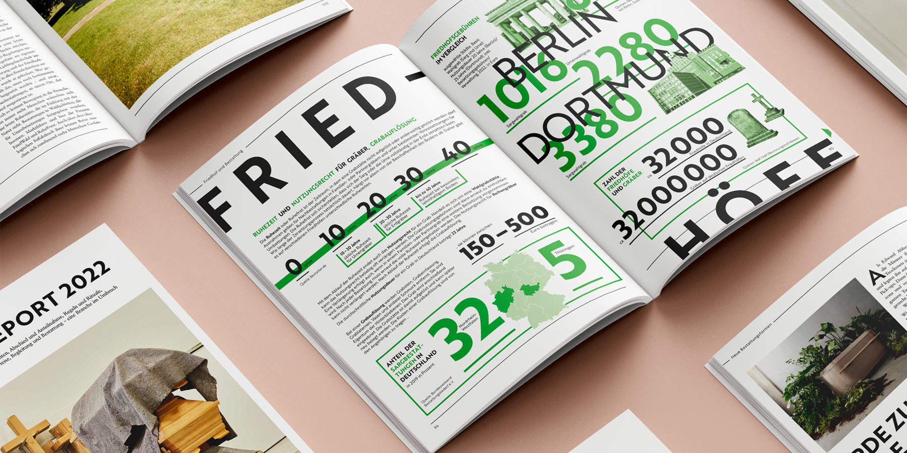Das Bild zeigt eine Sammlung von aufgeschlagenen Magazinen oder Broschüren, die auf einem Tisch ausgebreitet sind und jeweils ein anderes Layout und Design aufweisen. Die Magazine sind mit "FRIED" und "PORT 2020" betitelt und enthalten verschiedene Bilder und Texte, darunter einen Abschnitt mit einer Karte und Zahlen. Layout und Inhalt lassen vermuten, dass es sich um gedrucktes Material handelt, möglicherweise für einen Bericht oder eine Veröffentlichung. Das Bild wird nicht von Text begleitet, und das Gesamtdesign scheint für ein breites Publikum zugänglich zu sein, einschließlich Personen mit Sehbehinderungen.