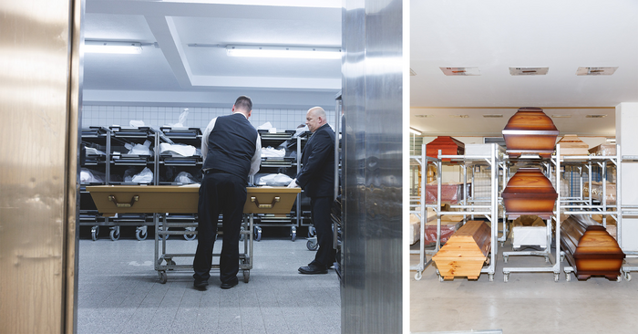 Das Bild ist eine Collage aus zwei Fotos. Das erste Foto zeigt einen Mann im Anzug, der in einem Raum steht, der mit Reihen von Holzsärgen gefüllt ist, was auf ein Bestattungsinstitut oder eine Einbalsamierungseinrichtung hindeutet. Das zweite Foto zeigt einen Raum mit einer großen Anzahl von übereinander gestapelten Holzsärgen, was auf eine ähnliche Umgebung hindeutet. Die Collage ist für alle Benutzer zugänglich, auch für Menschen mit Sehbehinderungen, da sie so gestaltet ist, dass sie leicht navigierbar und verständlich ist.