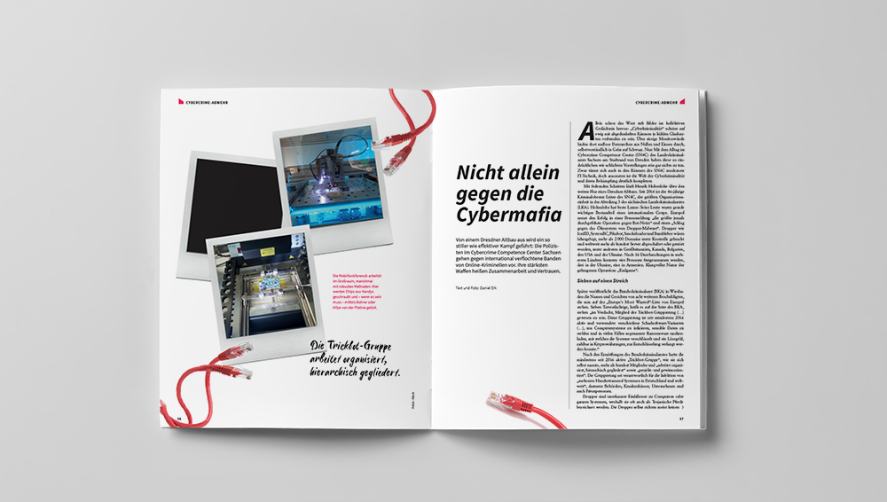 Bei dem Bild handelt es sich um eine Doppelseite aus einer Zeitschrift oder Publikation mit einem weißen Hintergrund, auf dem ein Foto eines Computers und ein Textartikel zu sehen sind. Das Foto wird von roten Linien begleitet, und der Textartikel ist in deutscher Sprache verfasst. Das Layout und die Gestaltungselemente deuten auf einen Schwerpunkt auf Technologie und digitale Inhalte hin.