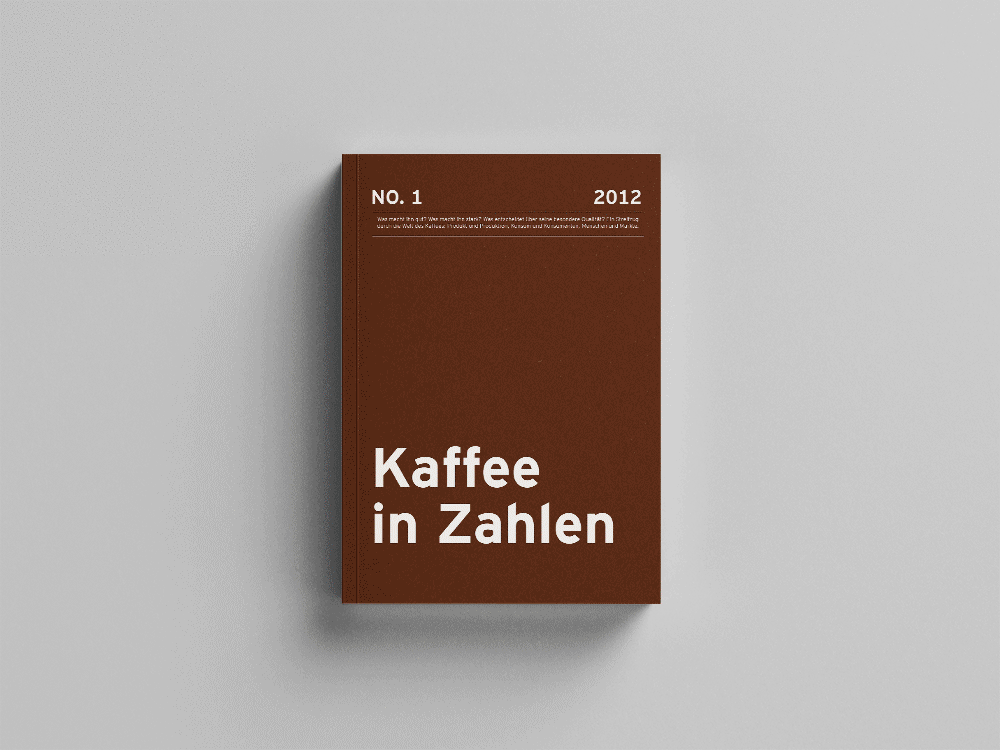 Das Bild zeigt ein Buch mit dem Titel "Kaffee in Zahlen" mit einem braunen Einband vor einem weißen Hintergrund. Das Buch scheint eine Sammlung von kaffeebezogenen Inhalten zu sein, möglicherweise eine Zeitschrift oder ein Buch, das der Wertschätzung und dem Konsum von Kaffee gewidmet ist. Der Titel und die Jahreszahl 2012 sind deutlich auf dem Einband zu sehen, was darauf hindeutet, dass das Buch wahrscheinlich im Jahr 2012 veröffentlicht wurde. Die Gestaltung des Covers ist minimalistisch, mit einem einfachen Farbschema und einem sauberen Layout, das es dem Leser leicht macht, sich auf den Inhalt des Buches zu konzentrieren.