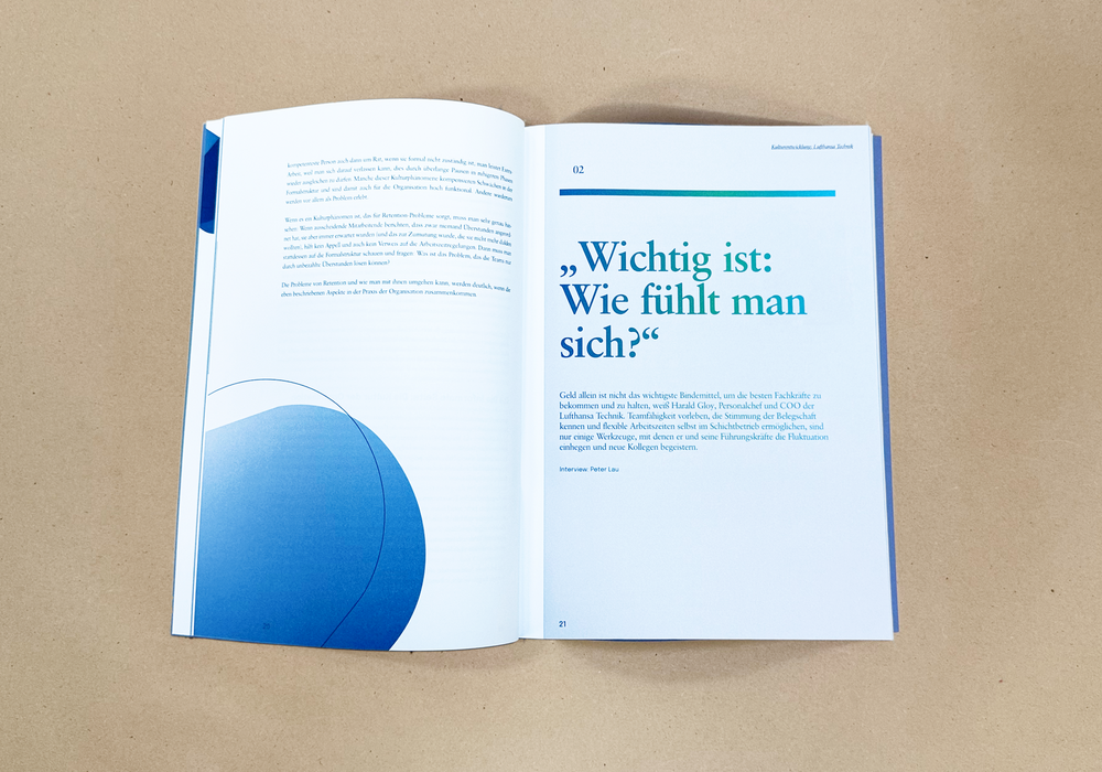 Das Bild zeigt ein aufgeschlagenes Buch mit blauem Einband und weißen Seiten, das auf einer beigen Fläche liegt. Das Buch scheint auf Deutsch zu sein, mit dem Titel "Wichtig ist: Wie fühlt man sich?" ist auf der rechten Seite zu sehen. Der Titel des Buches lautet "Wichtig ist: Wie fühlt man sich?" und ist Teil einer Reihe von Büchern. Die Seitenzahl "02" ist ebenfalls sichtbar. Das Buch wird als ein "Wichtig ist" und "Wichtig ist: Wie fühlt man sich?" bezeichnet, was darauf hindeutet, dass es sich um eine Sammlung verwandter Texte handelt.
