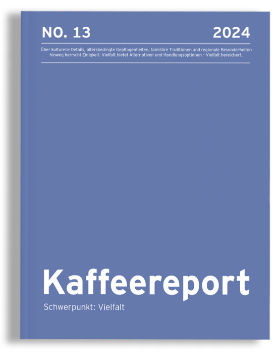 Bei dem Bild handelt es sich um das Cover einer Publikation mit dem Titel "Kaffee Report" mit blauem Hintergrund. Auf dem Umschlag steht weißer Text, darunter der Titel "Kaffee Report" und der Untertitel "Schwerpunkt: Vielfalt". Auf dem Umschlag stehen außerdem die Jahreszahl "2024" und der Ort "Besonderheilen". Der Text ist in einem klaren und gut lesbaren Layout gestaltet, so dass er für eine EAA-konforme Website (European Association of Advertising Agencies) geeignet ist.