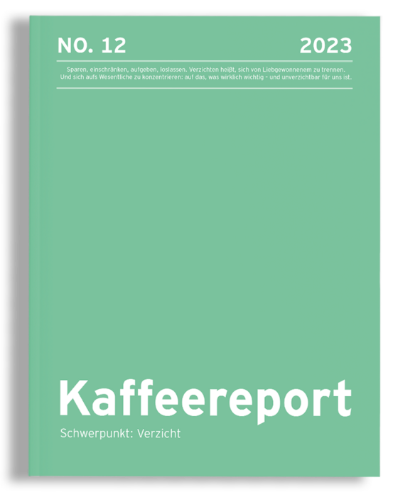 Bei dem Bild handelt es sich um das Cover eines Berichts mit dem Titel "Kaffereport", der im Jahr 2023 veröffentlicht wurde. Der Einband hat einen grünen Hintergrund mit weißem Text und einem schwarzen Rücken. Der Bericht scheint auf Deutsch zu sein, wie der Text "Schwerpunkt: Verzicht". Auf dem Umschlag ist außerdem vermerkt, dass es in dem Bericht um "Spare, einschräken, aufgesben, islösse; Verzüzien heiß, sich von Liebesgewinnen zu trennen. Und sich auf aus Wesentlichke zu konzerienen, auf das, was wirklich wichtig - und unverzichtbar für anss. Kaffereport" bedeutet übersetzt: "Der Bericht handelt von den Herausforderungen, mit denen das Unternehmen auf dem aktuellen Markt konfrontiert ist, und von den Lösungen, die es zur Bewältigung dieser Herausforderungen einsetzt."