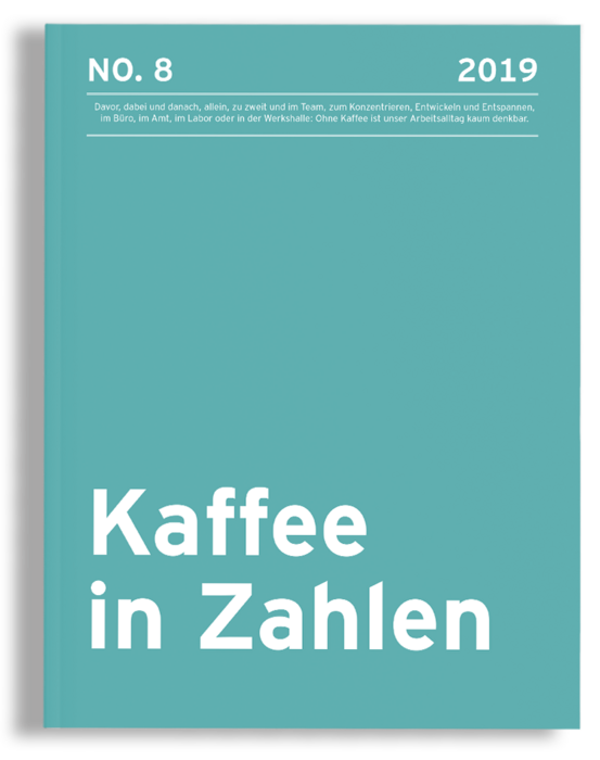 Bei dem Bild handelt es sich um ein Buch- oder Zeitschriftencover mit dem Titel "Kaffee in Zahlen" und einem blaugrünen Hintergrund. Der Text auf dem Umschlag ist in deutscher Sprache und enthält den Titel, das Jahr und eine Beschreibung des Inhalts. Auf dem Umschlag sind auch ein Logo und ein kleines Bild einer Person abgebildet. Der Text ist in einer klaren, serifenlosen Schrift geschrieben, und das Layout ist einfach und übersichtlich, so dass der Leser den Inhalt und das Design leicht verstehen kann.