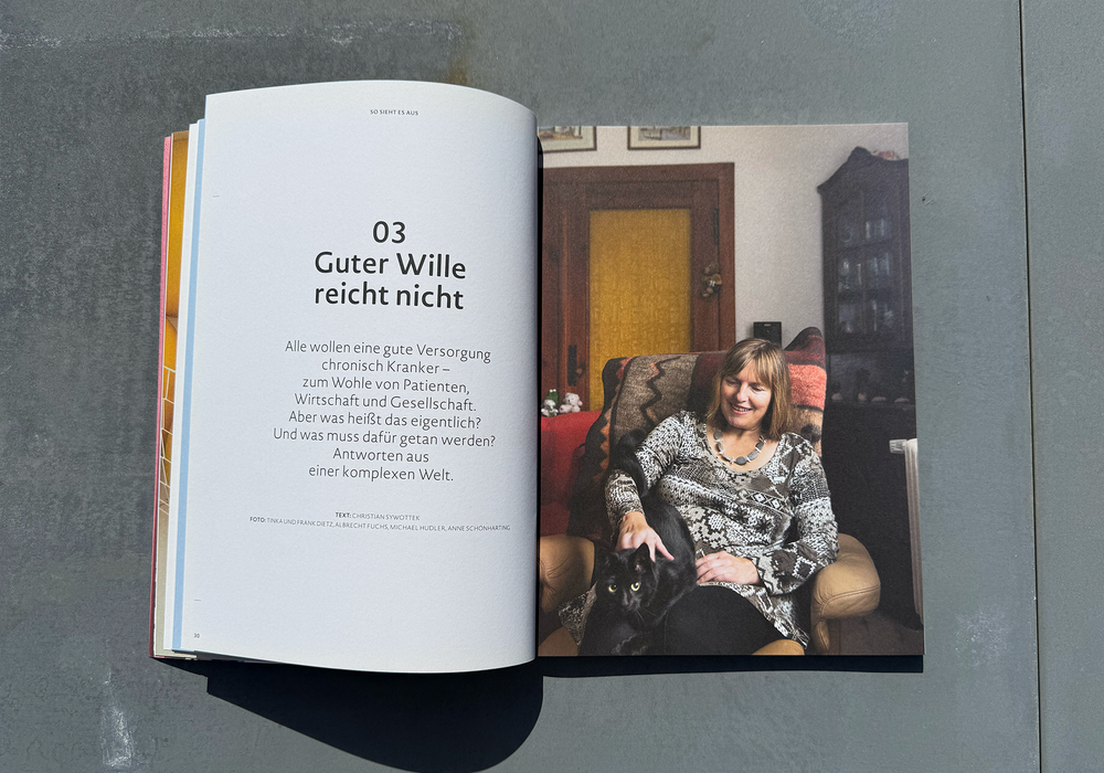 Das Bild zeigt eine aufgeschlagene Zeitschrift mit dem Foto einer Frau, die auf einer Couch sitzt, und Text auf der linken Seite. Der Text scheint auf Deutsch zu sein und trägt den Titel "Guter Willie reicht nicht". Die Zeitschrift liegt auf einer grauen Fläche, und in der rechten unteren Ecke ist ein kleiner Teil der Zeitschrift zu sehen.