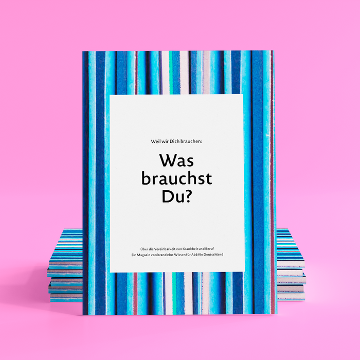 Das Bild zeigt ein Buch mit einem auffallend blau-weiß gestreiften Einband auf einem rosa Hintergrund. Das Buch scheint auf Deutsch zu sein, wie der Text "Welt wir dich brauchst Du?" andeutet, der übersetzt "Was ist die Bibel?" bedeutet. Das Buch trägt den Titel "Was brauchst Du?", was übersetzt "Was ist die Bibel?" bedeutet, und wird von "AbbVie Deutschland" herausgegeben. Das Buch wird auch als "Durch Verbreitung von kann ander befährt" und "Ein Magazin von erbvoll des Wernings für AbbVie Deutschland" beschrieben.