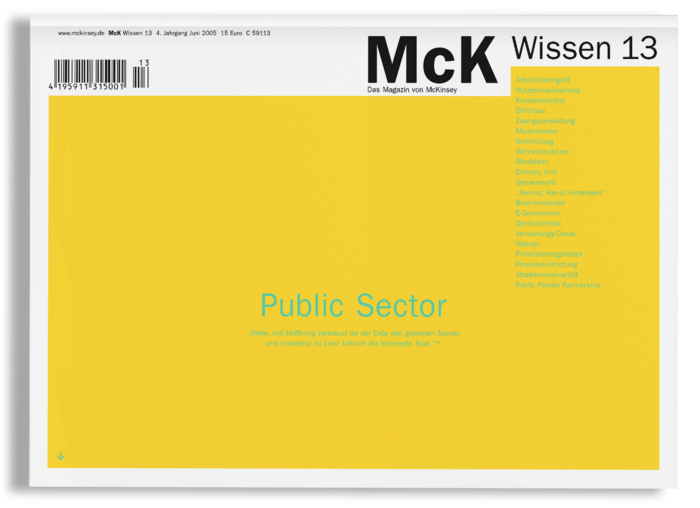 Das Bild ist ein Screenshot einer Zeitschriften- oder Publikationsseite mit gelbem Hintergrund und schwarzem Text. Die Seite hat einen auffälligen Titel "McK Wissen 13" in der oberen rechten Ecke, und die Seitenzahl "13" ist in der oberen linken Ecke sichtbar. Die Seite enthält außerdem einen Strichcode und eine URL in der unteren linken Ecke. Der Text auf der Seite ist auf Deutsch und es scheint sich um eine Liste von Themen oder Artikeln zu handeln, wobei das Wort "Öffentlicher Sektor" an erster Stelle steht. Die Seite wurde so gestaltet, dass sie für ein breiteres Publikum, einschließlich Personen mit Sehbehinderungen, zugänglich ist, indem sie klaren und lesbaren Text und ein kontrastreiches Farbschema bietet.