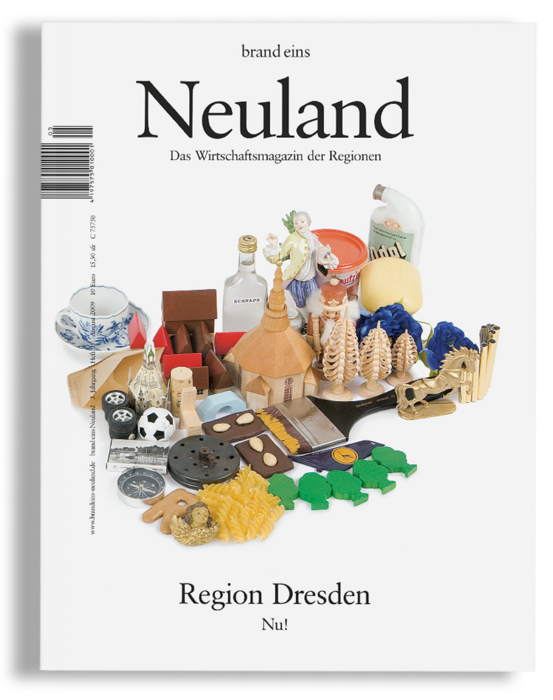 Bei dem Bild handelt es sich um das Cover eines Buches mit dem Titel "Neuland" von Region Dresden, das eine Collage aus verschiedenen Objekten zeigt, darunter eine Flasche, eine Tasse, eine Schüssel, ein Kuchen und andere Gegenstände, die alle in einer visuell ansprechenden Weise angeordnet sind. Das Buch scheint sich auf die Region Neuland zu konzentrieren, wie der Titel und der Untertitel "Das Wirtschaftsmagazin der Regionen" andeuten. Die Umschlaggestaltung ist klar und minimalistisch, mit einem weißen Hintergrund, der die Objekte und deren Anordnung hervorhebt. Das Buch wird von brand eins herausgegeben, und die Website des Buches ist als www.brandeins.de angegeben.