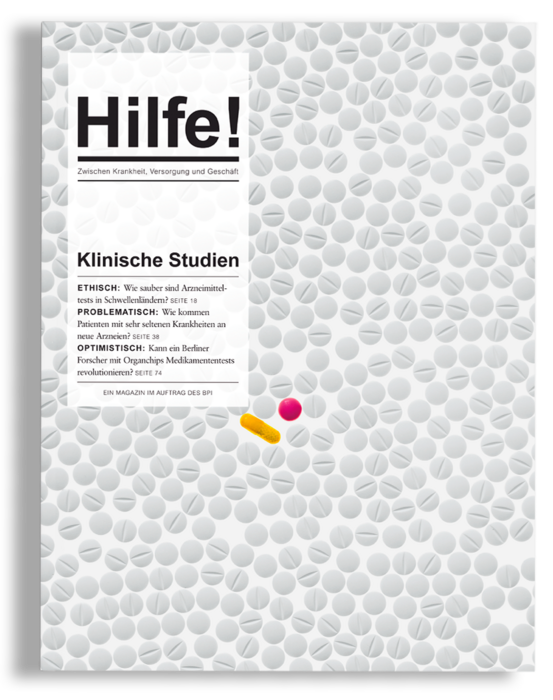 Es handelt sich um ein Zeitschriftencover mit einem weißen Hintergrund und einem Muster aus kleinen weißen Pillen. Der Titel "Hilfe!" ist in fetten schwarzen Buchstaben am oberen Rand zu lesen. Die Titelseite enthält auch einen Text in deutscher Sprache, in dem eine Studie über Problemlösung bei Schizophrenie und die Bedeutung der Medikamententreue erörtert wird. Der Text ist in einer Serifenschrift geschrieben, und in der rechten unteren Ecke befindet sich eine kleine gelbe Kugel. Das Layout und die Gestaltungselemente lassen auf eine Konzentration auf den Inhalt und die Verwendung kontrastreicher Farben schließen, um die Informationen leicht lesbar zu machen.