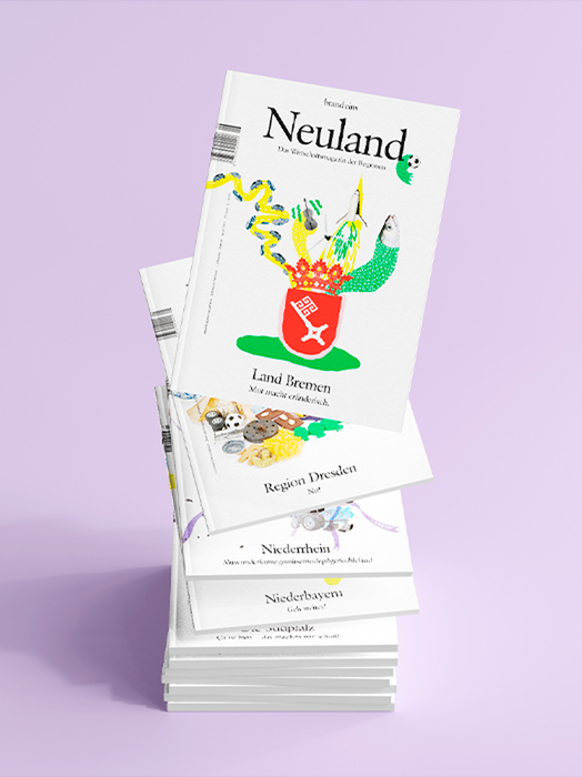 Das Bild zeigt einen Stapel bunter Bücher mit Illustrationen auf den Buchdeckeln vor einem violetten Hintergrund. Die Bücher scheinen mit Reisen oder Kunst zu tun zu haben, wie die Titel "Neuland" und "Land Bremen" auf den Buchdeckeln andeuten. Die Bücher sind so angeordnet, dass man meinen könnte, sie seien bereit, in die Hand genommen und gelesen zu werden, was eine einladende und visuell ansprechende Auslage ergibt.