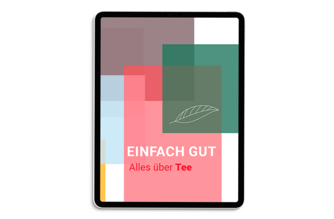 Das Bild zeigt eine Tafel mit einem bunten, abstrakten Hintergrund mit einem Blatt und dem Text "EINFACH GUT" in fetten weißen Buchstaben. Unter dem Blatt steht in kleineren weißen Buchstaben der Satz "Alles über Tee". Die Tafel steht auf einer weißen Fläche, und das Gesamtdesign scheint zugänglich und benutzerfreundlich zu sein, geeignet für eine barrierefreie Website, die den Leitlinien der EAA entspricht.