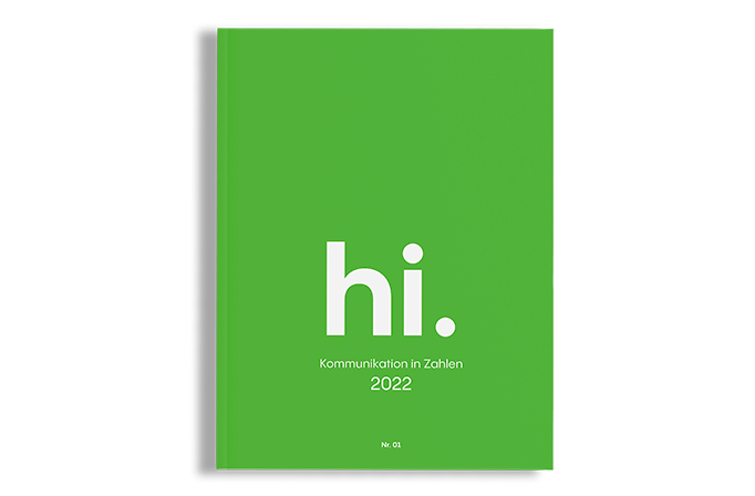 Das Bild zeigt einen Bucheinband mit überwiegend grünem Hintergrund und weißer Schrift. Der Titel "hi" steht prominent in der Mitte, darunter steht der Untertitel "Kommunikation in Zahlen". Die Jahreszahl "2022" ist ebenfalls im Text enthalten. Am unteren Rand des Einbands befindet sich ein kleiner Text mit der Aufschrift "Nr. 01". Das Gesamtdesign des Umschlags erscheint einfach und sauber, mit Schwerpunkt auf dem Text und dem grünen Hintergrund.
