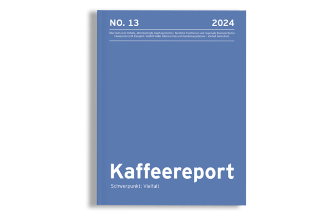 Das Bild zeigt ein Buchcover mit blauem Hintergrund und weißer Schrift. Der Titel "Kaffereport" ist in großen weißen Buchstaben prominent dargestellt, und der Untertitel "Schwerpunkt: Vielfalt" steht in kleineren weißen Buchstaben unterhalb des Haupttitels. Der Umschlag enthält außerdem oben den Text "No. 13" und "2024", der auf den Band und das Erscheinungsjahr hinweist. Das Design ist einfach und übersichtlich, so dass die Benutzer leicht navigieren und auf den Inhalt zugreifen können.