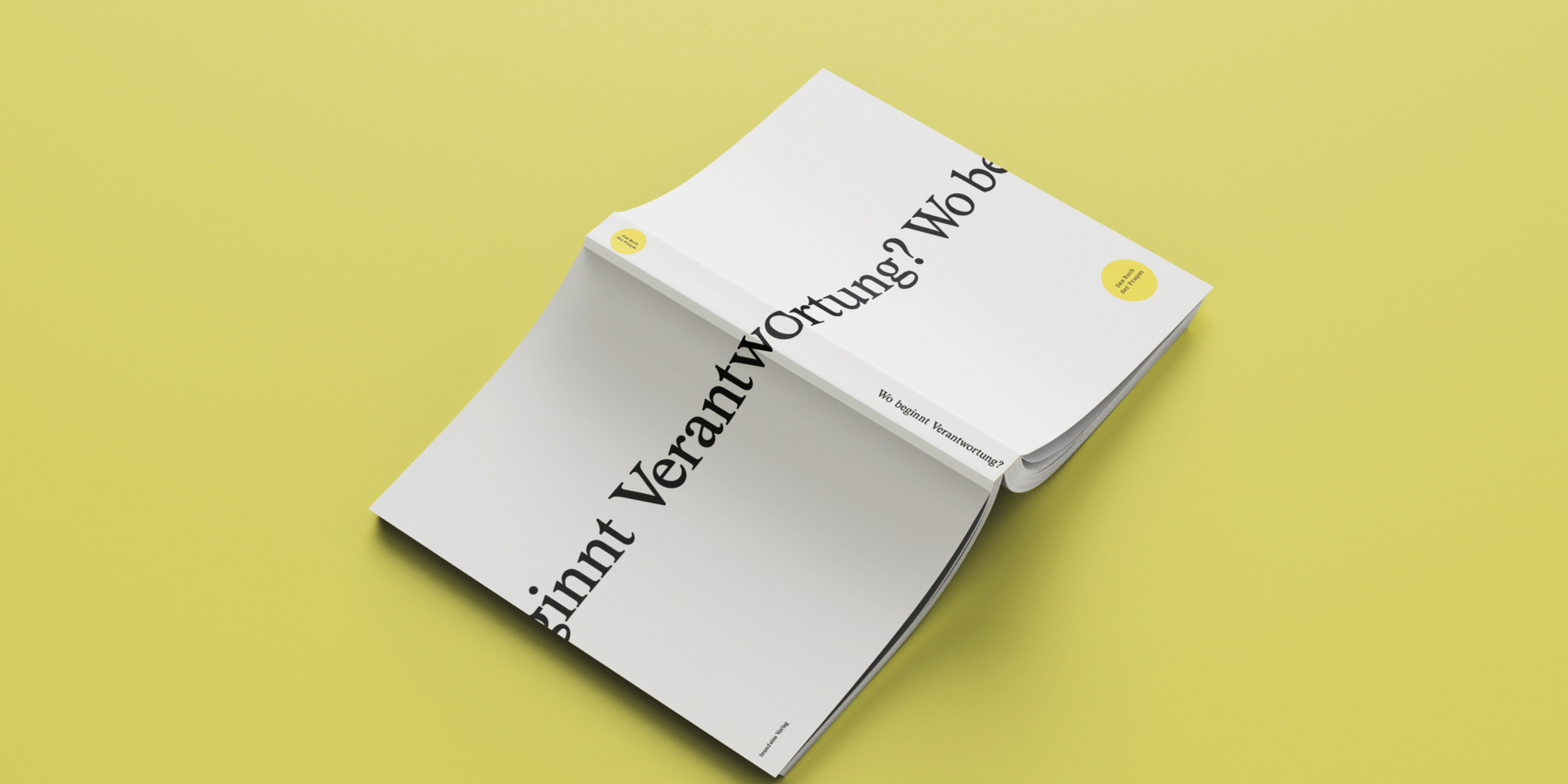 Das Bild zeigt ein aufgeschlagenes Buch mit weißem Einband auf gelbem Hintergrund. Das Buch scheint ein Buch oder eine Zeitschrift zu sein, deren Titel und Untertitel auf dem Einband zu sehen sind.