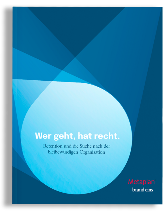 Bei dem Bild handelt es sich um eine digitale Werbung mit einem blau-weißen Farbschema und einem großen blauen Kreis in der Mitte. In der Mitte steht der Text "Wer geht, hat recht.", und darunter steht "Retention und die Suche nach der bleibewirldigen Organisation". Der Markenname Metaplan ist ebenfalls in der rechten unteren Ecke zu sehen. Das Bild ist so gestaltet, dass es für alle Benutzer, auch für Menschen mit Sehbehinderungen, zugänglich ist, indem es einen klaren und leicht lesbaren Text und ein sauberes, übersichtliches Layout bietet.