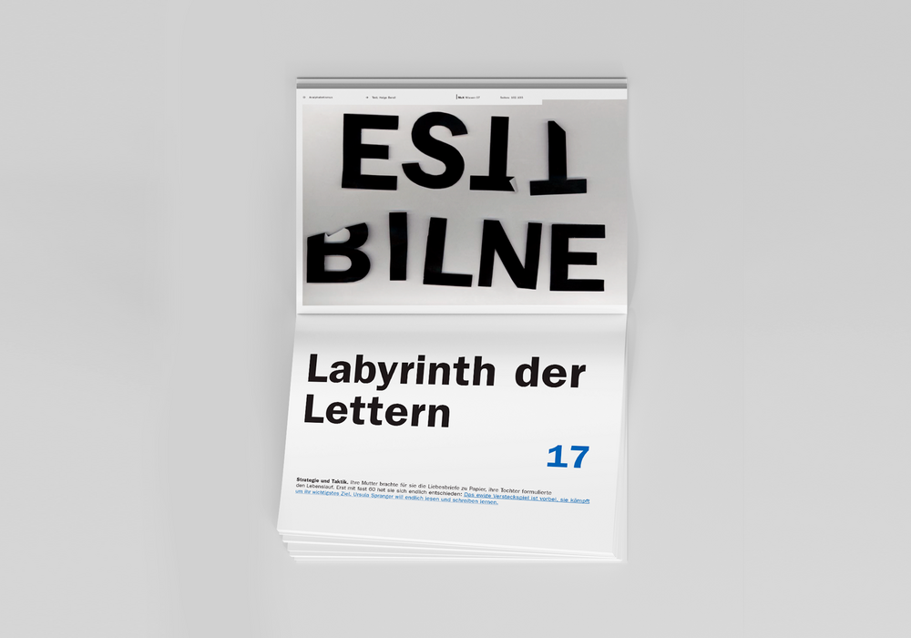 Das Bild zeigt eine gedruckte Seite mit weißem Hintergrund und schwarzem Text. Die Seite ist mit "ES11 BILNE" und "Labyrinth der Lettern" betitelt, darunter steht die Zahl "17". Die Seite enthält auch eine Beschreibung eines Strategie- und Taktikhandbuchs für die "Labyrinth"-Serie, das zum Herunterladen zur Verfügung steht. Die Seite ist so gestaltet, dass sie für alle Benutzer, auch für Menschen mit Sehbehinderungen, zugänglich ist, indem sie ein klares und lesbares Layout bietet.