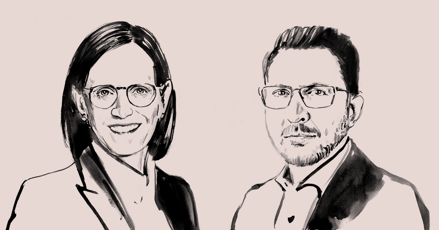 Bei dem Bild handelt es sich um eine Schwarz-Weiß-Illustration, die zwei Personen, einen Mann und eine Frau, zeigt, die beide eine Brille tragen. Sie stehen Seite an Seite, wobei die Frau dem Mann etwas voraus ist. Der Hintergrund ist hellrosa und bietet einen neutralen Hintergrund, vor dem die Personen gut zur Geltung kommen. Die Illustration ist in Schwarz-Weiß gehalten, was für die Zugänglichkeit und Lesbarkeit von Webseiten eine gängige Wahl ist.