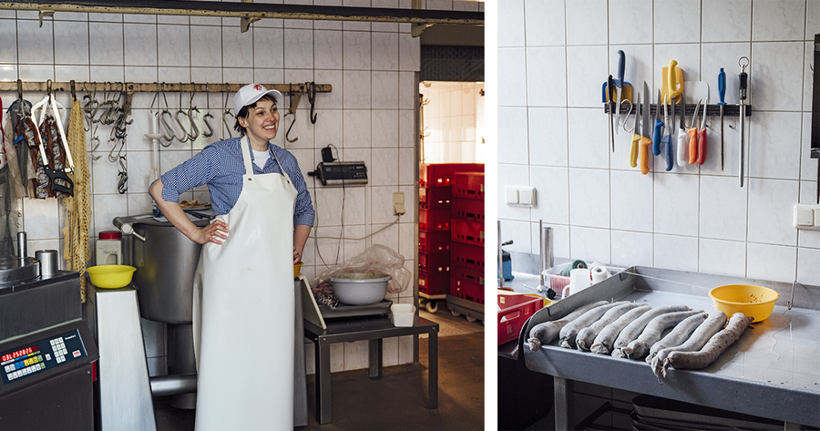Das Bild ist eine Collage aus zwei Fotos. Das erste Foto zeigt eine Frau mit weißer Schürze und roter Mütze, die in einer Küche mit verschiedenen Küchengeräten und Utensilien steht. Das zweite Foto zeigt eine Küchentheke mit einem Tablett mit rohem Fleisch, wahrscheinlich Wurst, und einer Schüssel mit Soße. Das Gesamtthema der Collage konzentriert sich auf die Zubereitung von Lebensmitteln und das Kochen.