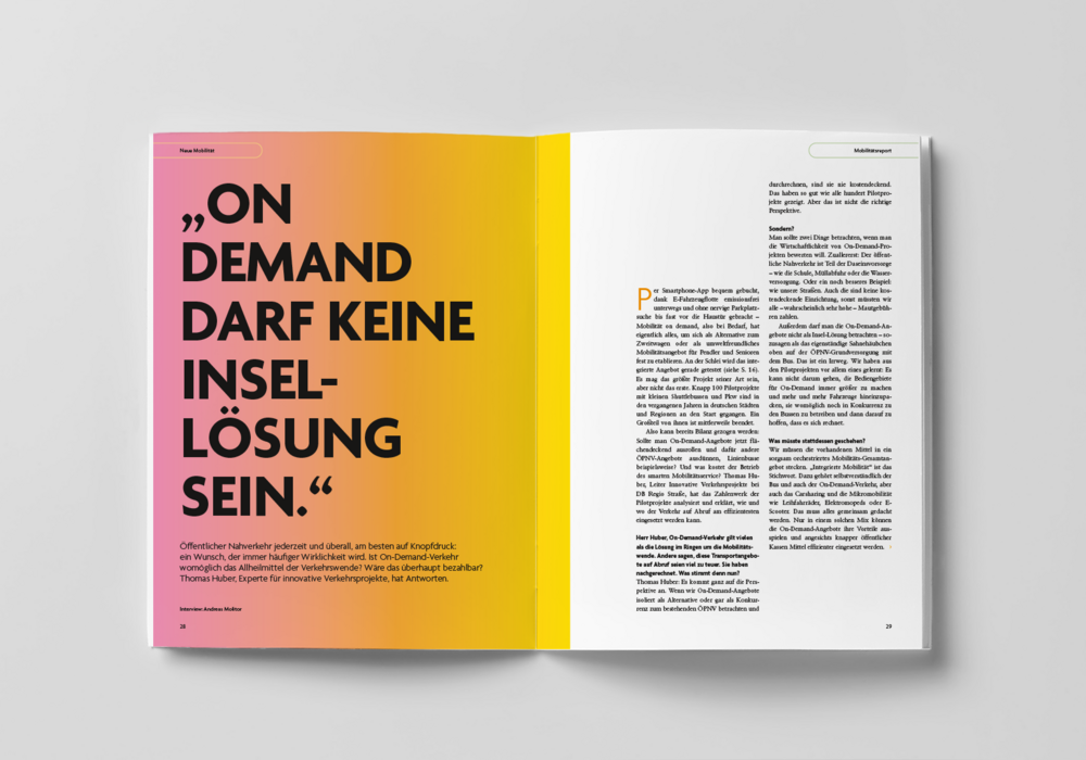 Das Bild zeigt eine aufgeschlagene Zeitschrift oder ein aufgeschlagenes Buch mit einem farbenfrohen Umschlag und einem fetten Text in deutscher Sprache. Die linke Seite hat einen rosa-gelben Hintergrund mit dem Text "ON DEMAND DARF KEINE INSE-LÖSUNG SEIN". Die rechte Seite enthält Text in deutscher Sprache, mit der sichtbaren Absatzüberschrift "Hans-Georg" und der Seitenzahl "28". Das Layout und die Gestaltung der Seiten suggerieren eine Konzentration auf den Inhalt und die Verwendung von kontrastierenden Farben, um den Text hervorzuheben.