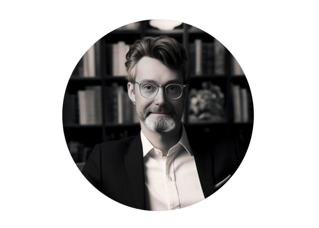 Das Bild ist ein Schwarz-Weiß-Porträt eines Mannes, der eine Brille und einen Anzug trägt und vor einem Bücherregal steht. Der Mann blickt mit ernster Miene direkt in die Kamera.