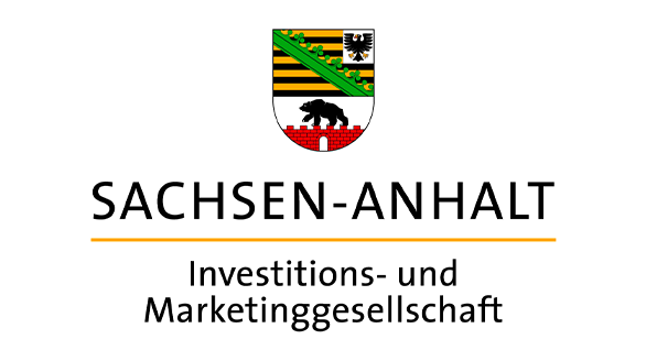 Das Bild zeigt ein Logo für das Bundesland Sachsen-Anhalt in Deutschland. Das Logo besteht aus einem schildförmigen Emblem mit einem Löwen und einem Bären, über dem der Schriftzug "Sachsen-Anhalt" prangt. Unterhalb des Wappens steht der Schriftzug "Investitions- und Marketinggesellschaft", der auf den Schwerpunkt der Aktivitäten der Organisation hinweist. Das Logo ist in einem klaren, einfachen und modernen Stil gestaltet, der sich für die Verwendung auf einer Website eignet.