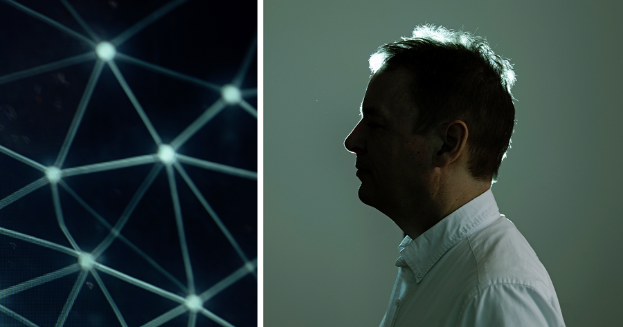 Das Bild ist eine Split-Screen-Komposition mit einer Nahaufnahme des Profils eines Mannes auf der rechten Seite und einem Hintergrund aus einem komplexen Netzwerk miteinander verbundener Linien und Punkte, die ein Gefühl von Tiefe und Komplexität vermitteln. Der Mann scheint in einem kontemplativen oder nachdenklichen Zustand zu sein, wobei sein Blick zur Seite gerichtet ist. Die kontrastierenden Elemente des Bildes schaffen eine visuell ansprechende und zum Nachdenken anregende Komposition.
