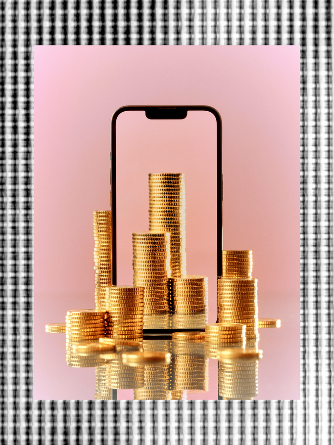 Das Bild zeigt ein Smartphone, auf dem ein Stapel Goldmünzen vor einem rosa Hintergrund liegt. Die Münzen spiegeln sich auf dem Bildschirm des Telefons, wodurch eine optisch ansprechende Komposition entsteht. Das Bild wird als "Konzeptkunst" und "Konzeptbild" bezeichnet, was darauf hindeutet, dass es sich um eine kreative Darstellung der Idee von Geld oder Reichtum handelt. Das Bild wird als "konzeptionell" beschrieben, was darauf hindeutet, dass es sich eher um eine abstrakte Darstellung als um eine realistische Abbildung handelt. Das Bild wird als "Konzeptkunst" bezeichnet, was seinen künstlerischen und phantasievollen Charakter unterstreicht.