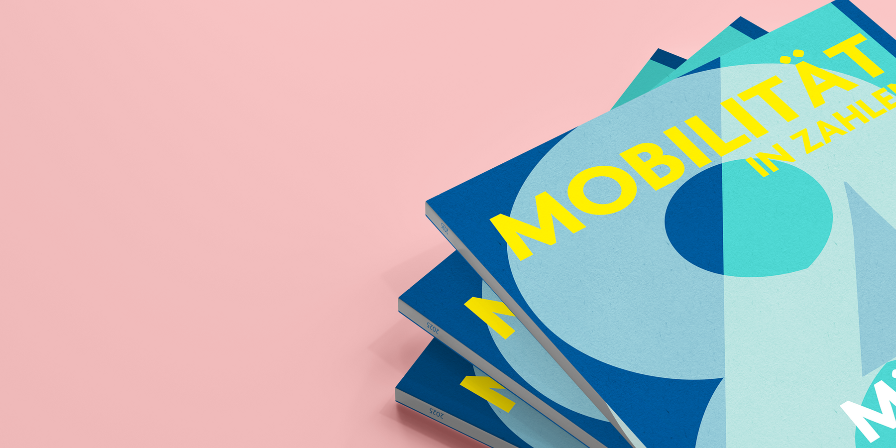 Das Bild zeigt einen Stapel von drei Büchern mit einem lebendigen, farbenfrohen Design auf den Buchdeckeln. Die Bücher stehen auf einem rosa Hintergrund, und der Text auf den Einbänden ist in gelben und blauen Farben gehalten. Die Bücher scheinen mit dem Konzept der "Mobilisierung in Zahlberg" in Verbindung zu stehen, wie der Text auf den Buchdeckeln andeutet. Das Bild ist im Hochformat, und die Bücher sind so angeordnet, dass sie für den Betrachter leicht zugänglich und sichtbar sind.