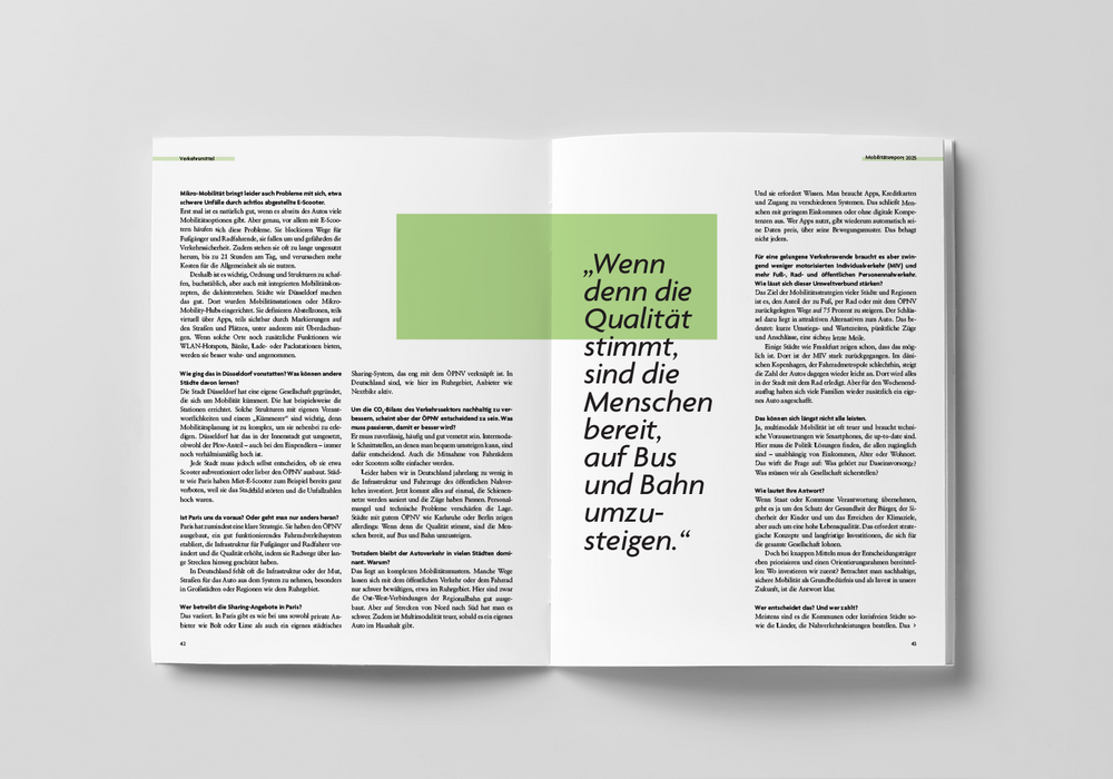 Das Bild ist eine gedruckte Seite aus einem Buch oder einer Zeitschrift, mit einem großen Textblock in grüner Farbe auf der rechten Seite. Der Text ist in deutscher Sprache und scheint eine Fortsetzung eines früheren Artikels oder Abschnitts zu sein. Das Layout der Seite ist zweigeteilt, wobei sich der Haupttext auf der rechten Seite und der kleinere Text auf der linken Seite befindet. Die Seite wurde so gestaltet, dass sie für ein breiteres Publikum, auch für Menschen mit Sehbehinderungen, zugänglich ist, indem sie ein klares und übersichtliches Layout mit kontrastierenden Farben bietet.