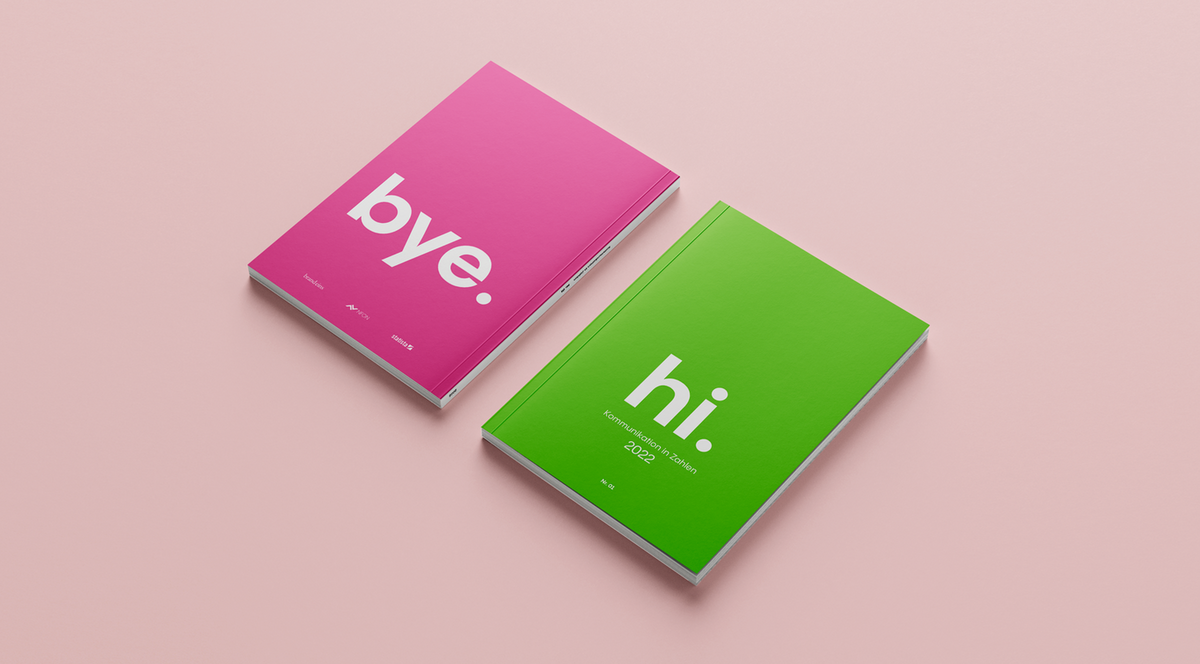 Das Bild zeigt zwei Bücher mit unterschiedlichen Einbänden, ein rosa und ein grünes, nebeneinander auf einem rosa Hintergrund.